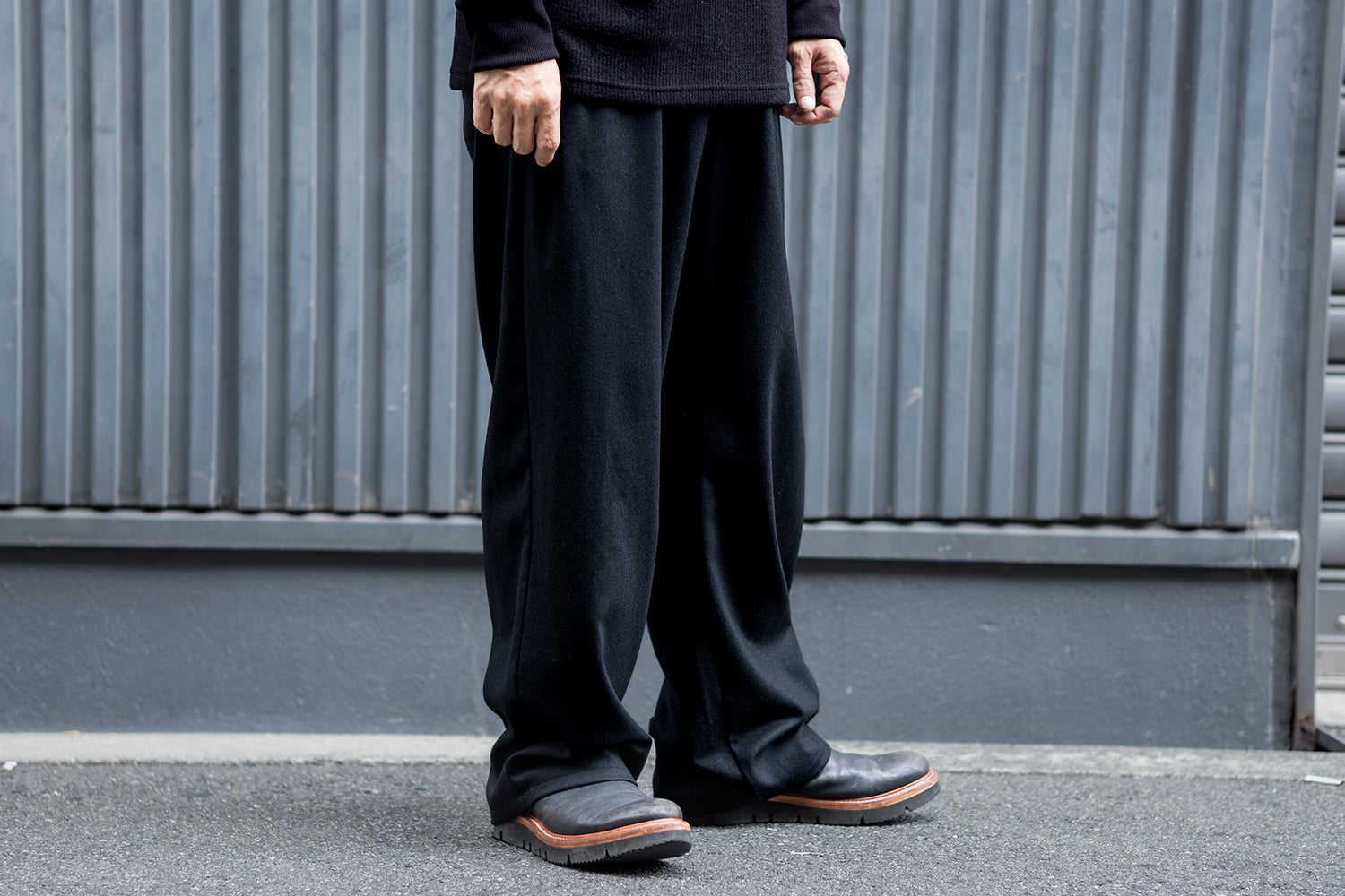 シルエットと素材で魅せる、STRUMのバレルパンツ