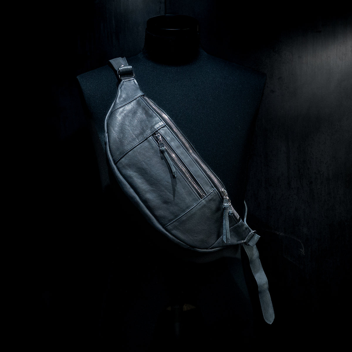 STRUM distortion限定 フルベジタブルタンニン鞣し ジャパン べンズ Burning Dyed - 燃焼製品染め HIGH THROTTLE ボディーバッグ - IRON NAVY-1