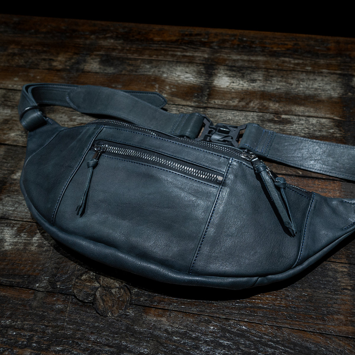 STRUM distortion限定 フルベジタブルタンニン鞣し ジャパン べンズ Burning Dyed - 燃焼製品染め HIGH THROTTLE ボディーバッグ - IRON NAVY-3