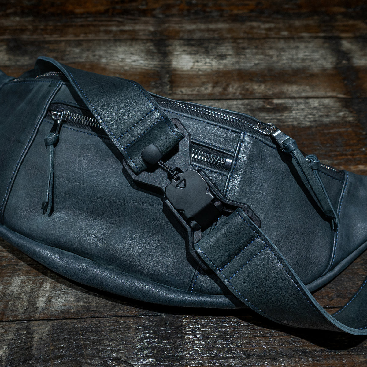 STRUM distortion限定 フルベジタブルタンニン鞣し ジャパン べンズ Burning Dyed - 燃焼製品染め HIGH THROTTLE ボディーバッグ - IRON NAVY-4